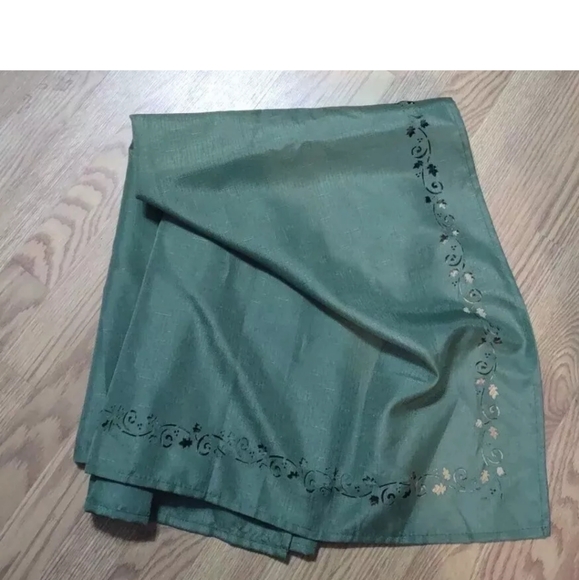 Fall Tablecloth Green With Autumn Leaf Cutouts On The Edge Rectangle 82" X 60" - Picture 5 of 5